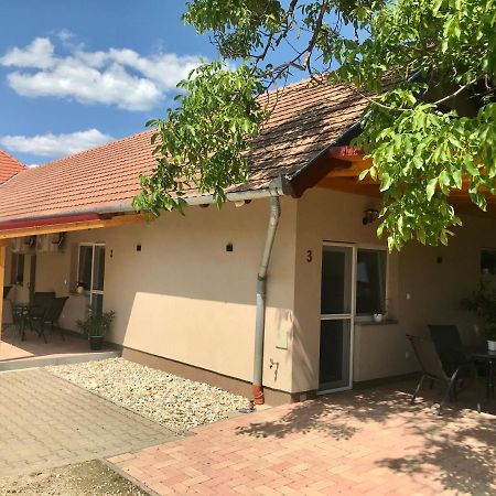 Lena Vendeghaz Hotel Balatonbereny Bagian luar foto