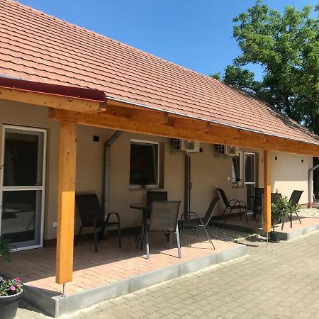 Lena Vendeghaz Hotel Balatonbereny Bagian luar foto