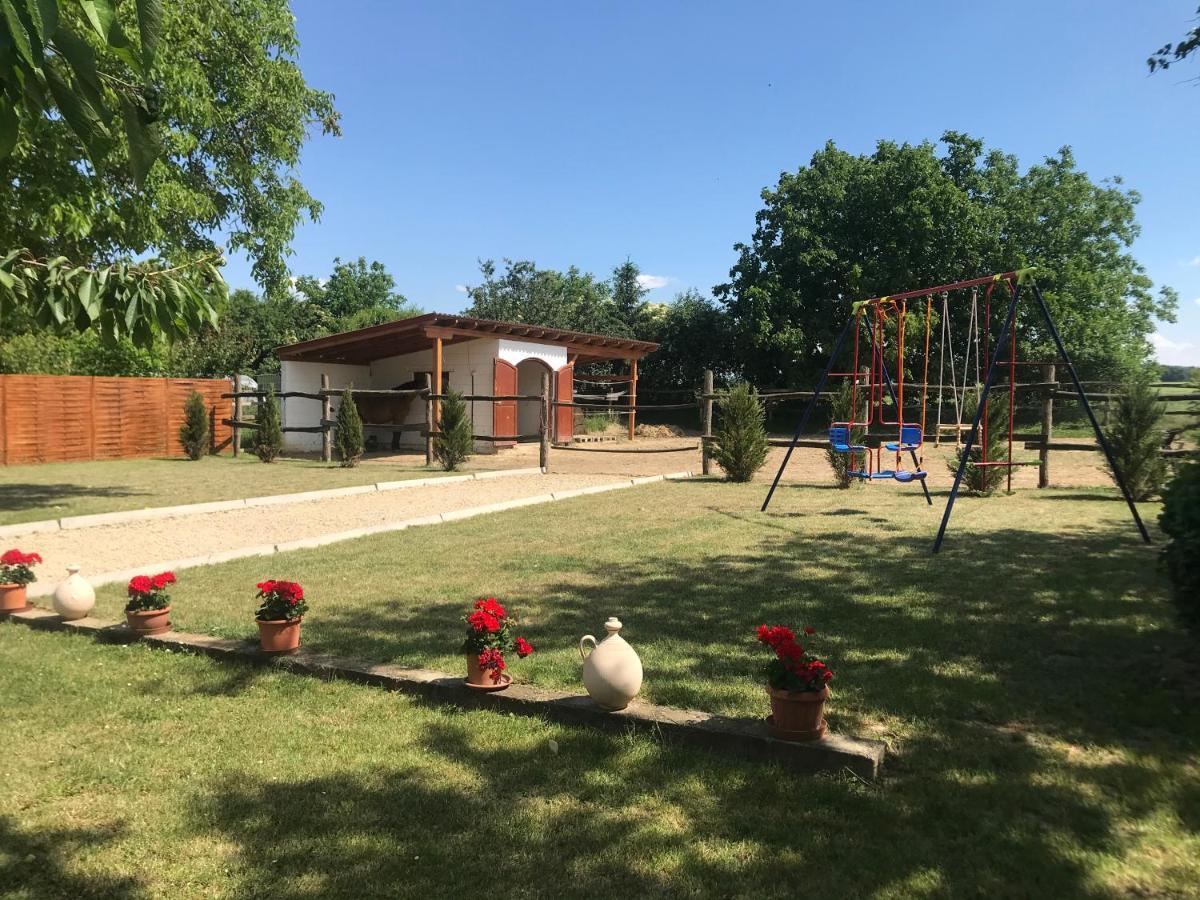 Lena Vendeghaz Hotel Balatonbereny Bagian luar foto