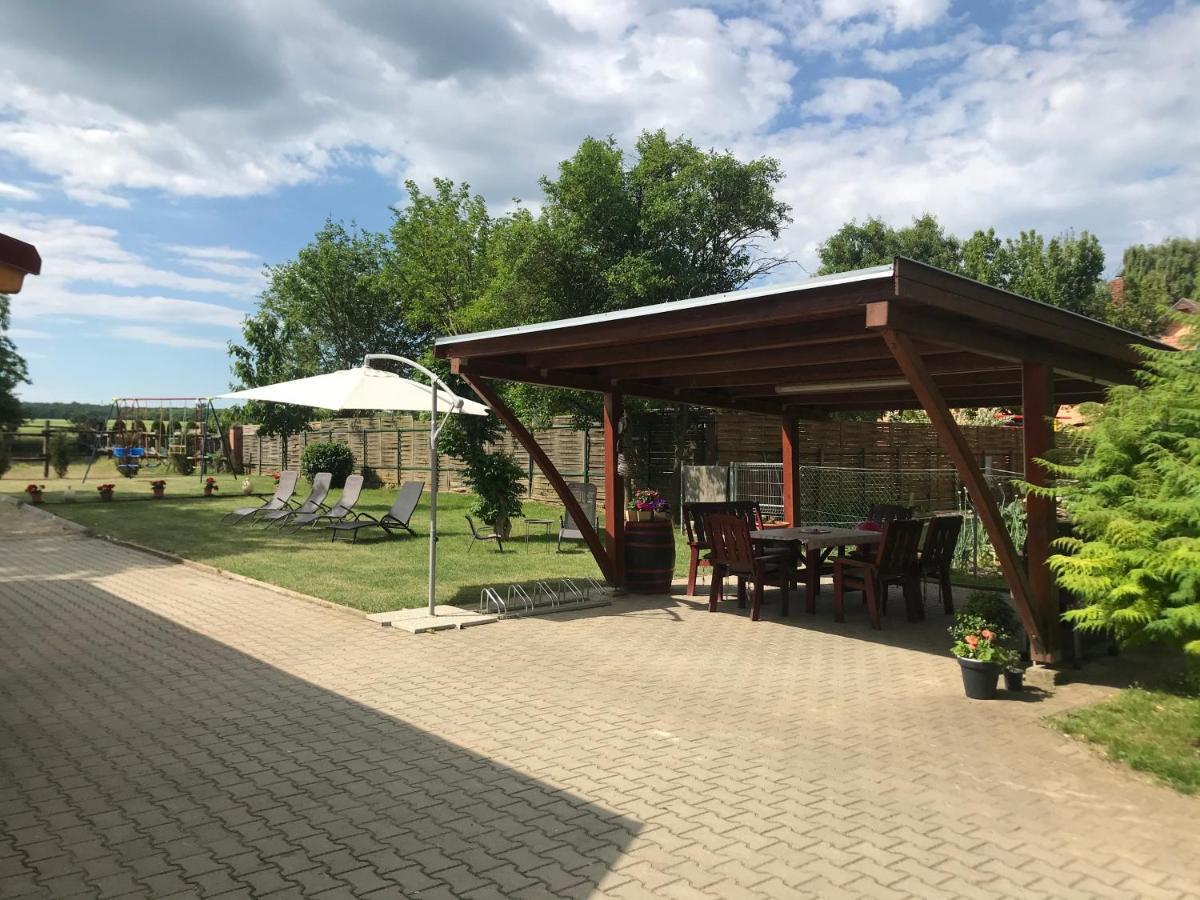 Lena Vendeghaz Hotel Balatonbereny Bagian luar foto