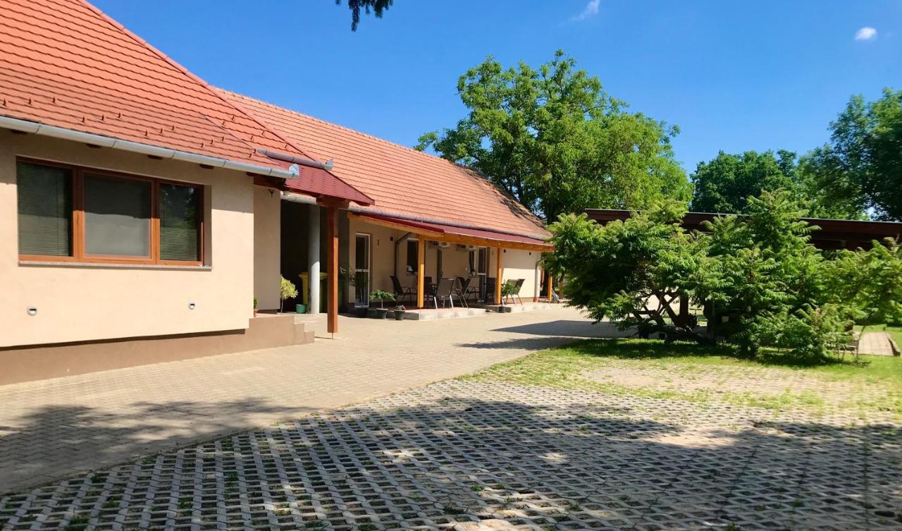 Lena Vendeghaz Hotel Balatonbereny Bagian luar foto