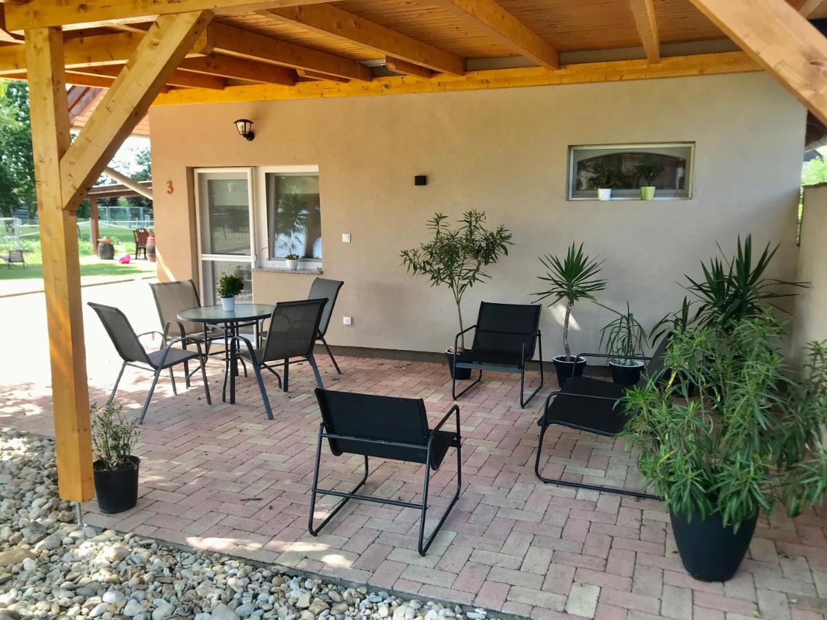 Lena Vendeghaz Hotel Balatonbereny Bagian luar foto