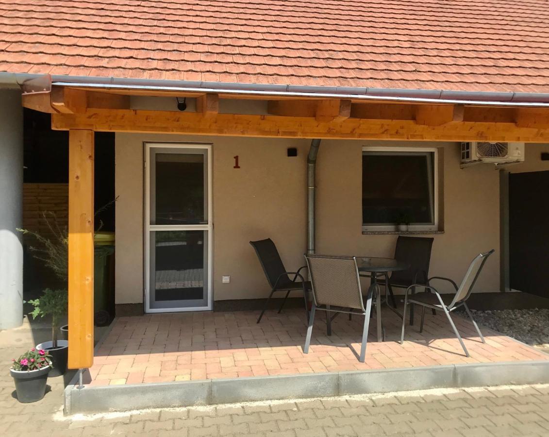 Lena Vendeghaz Hotel Balatonbereny Bagian luar foto