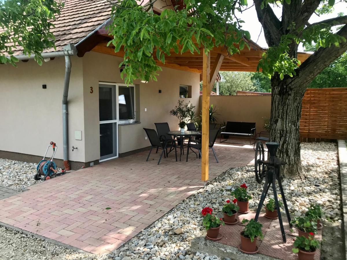 Lena Vendeghaz Hotel Balatonbereny Bagian luar foto